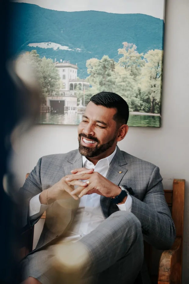 André Santos em conversa, de terno cinza