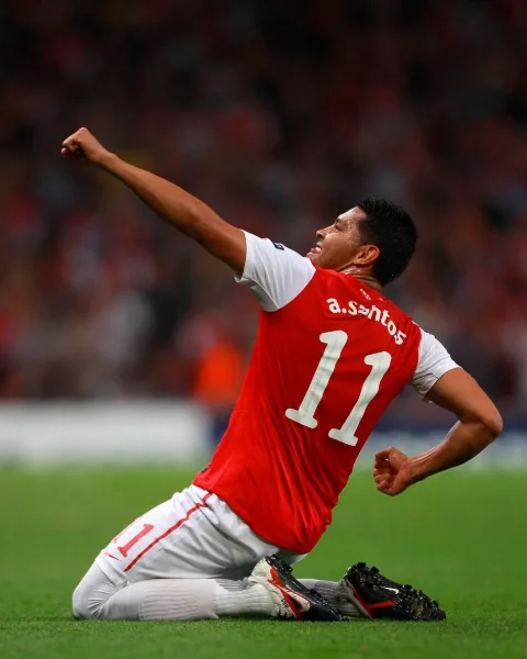 André Santos celebrando pelo Arsenal