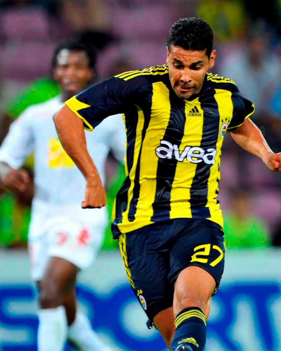 André Santos com a camisa do Fenerbahçe