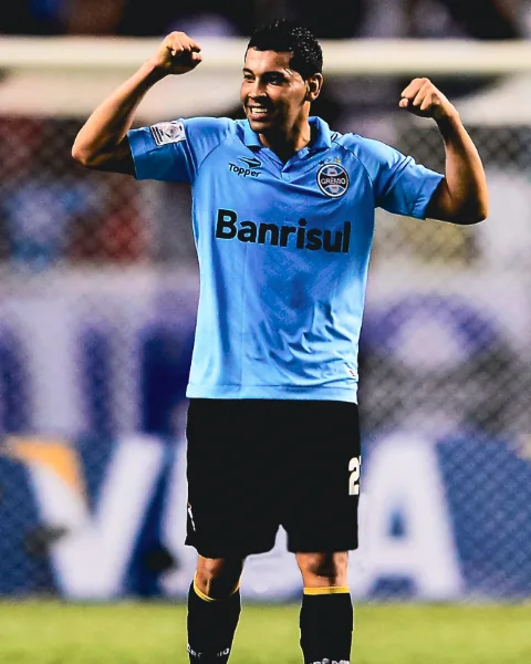 André Santos celebrando pelo Grêmio