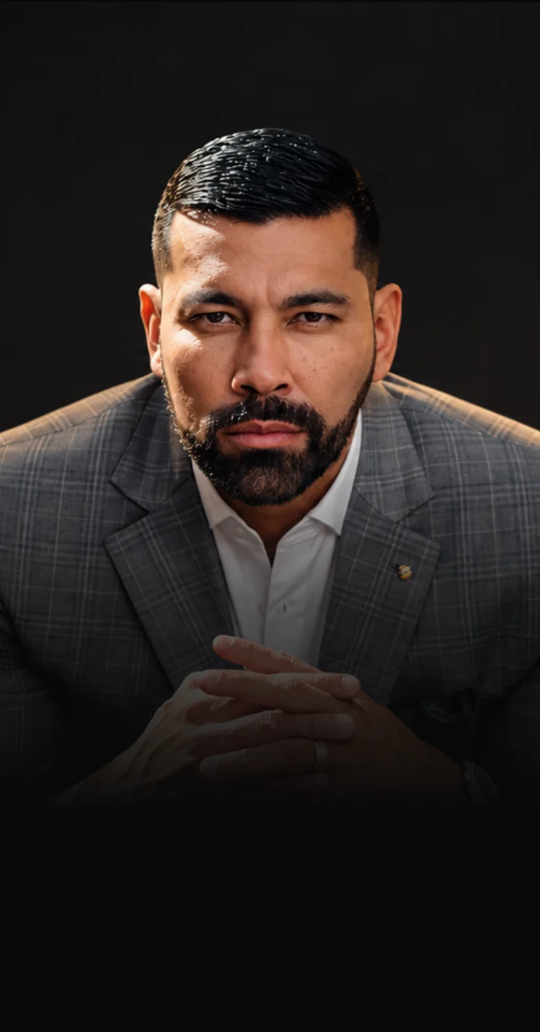 André Santos de terno cinza, em retrato editorial com o rosto centralizado