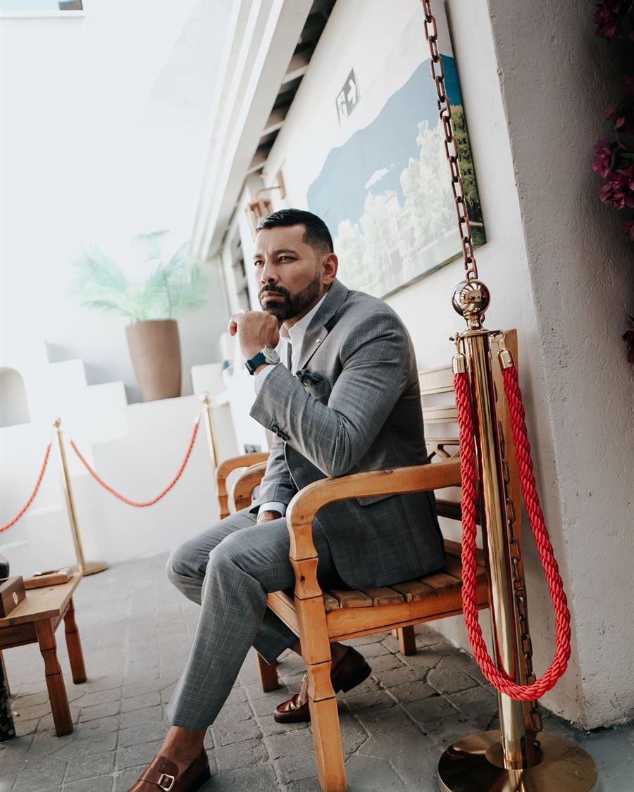André Santos num evento, de terno xadrez cinza